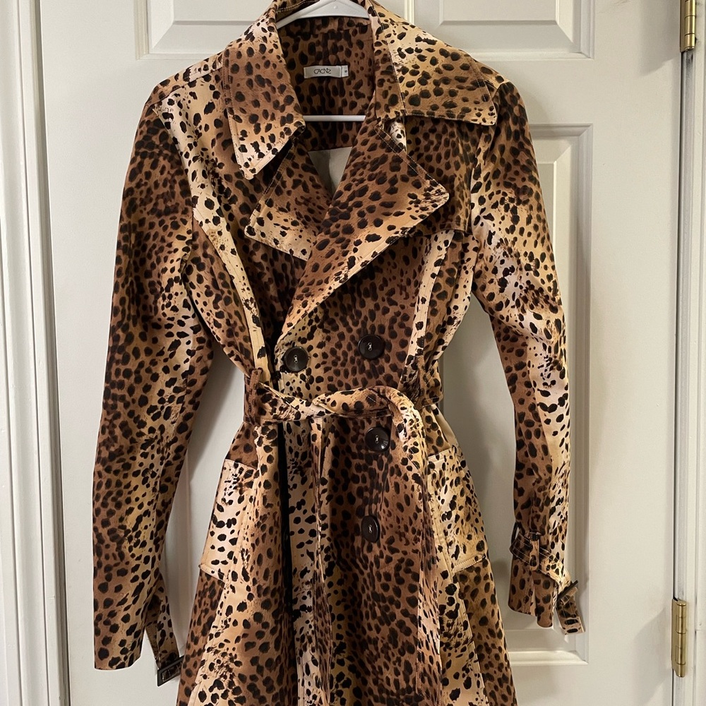 Cache leopard trench coat
